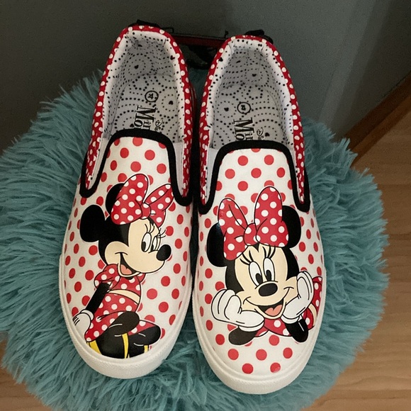 BRAND NEW GIRLS SLIP ON MINNIE MOUSE SHOES SIZE 4! NWT! SMOKE FREE HOME! - Picture 2 of 6